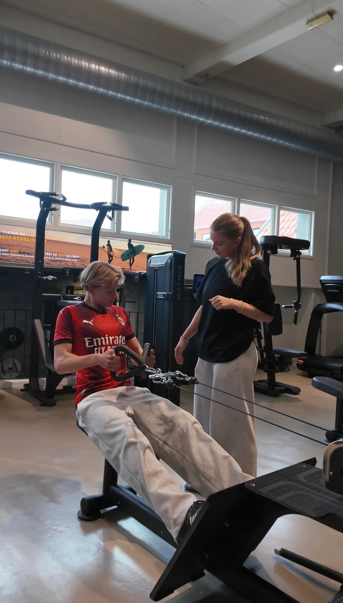 Marie Heron vejleder en klient under styrketræning